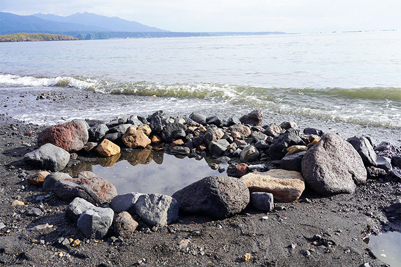 有村海岸で天然温泉掘り