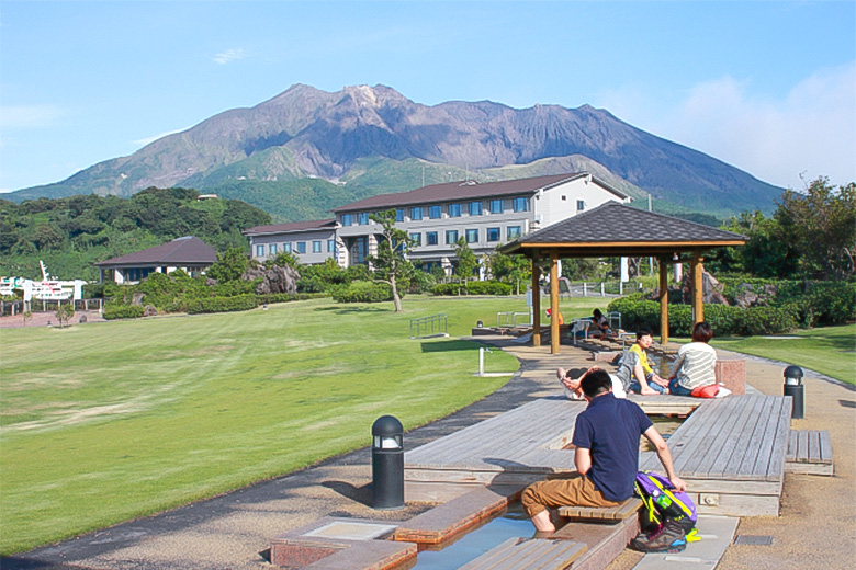 桜島と桜島溶岩なぎさ公園足湯