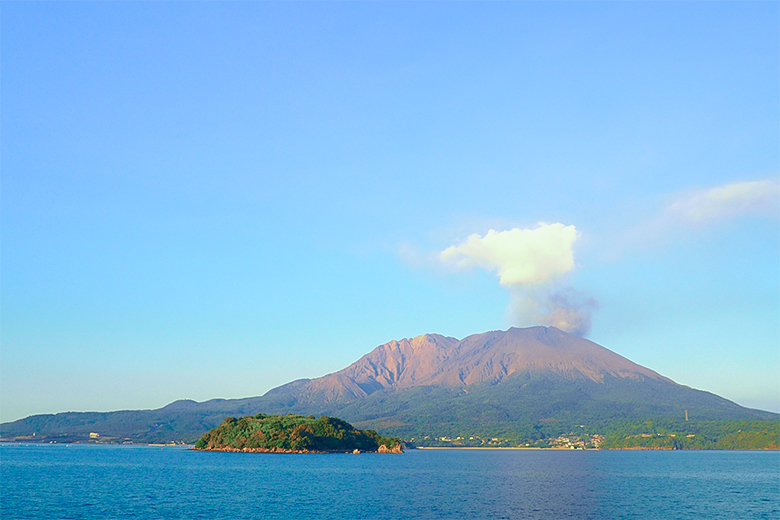 桜島と新島