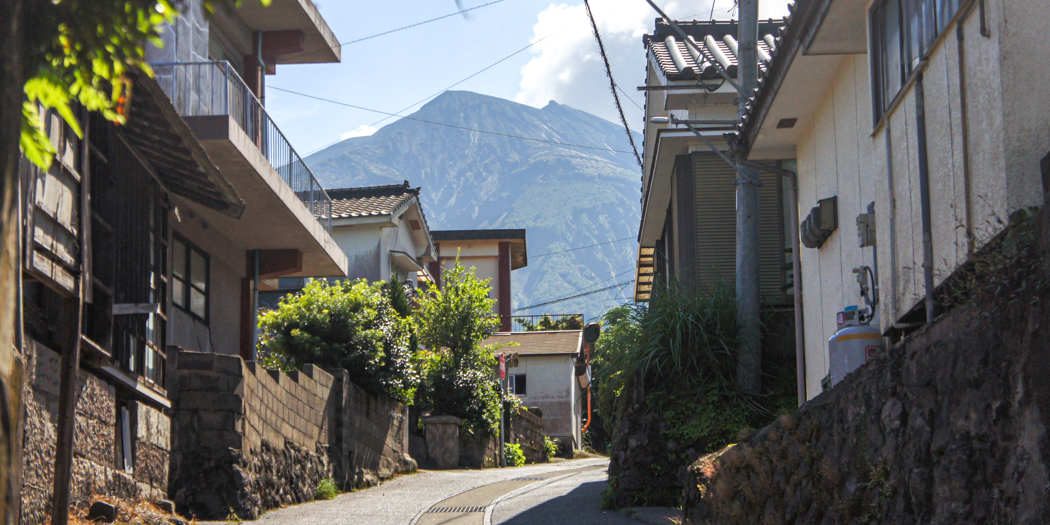 桜島の町並みから桜島を望む