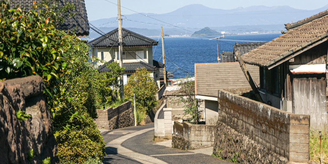 桜島の町並みから錦江湾を望む