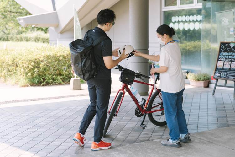 桜島ビジターセンターで自転車をレンタルする様子