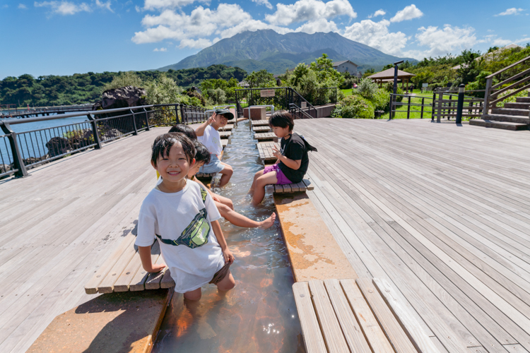 桜島溶岩なぎさ公園足湯と子どもたち