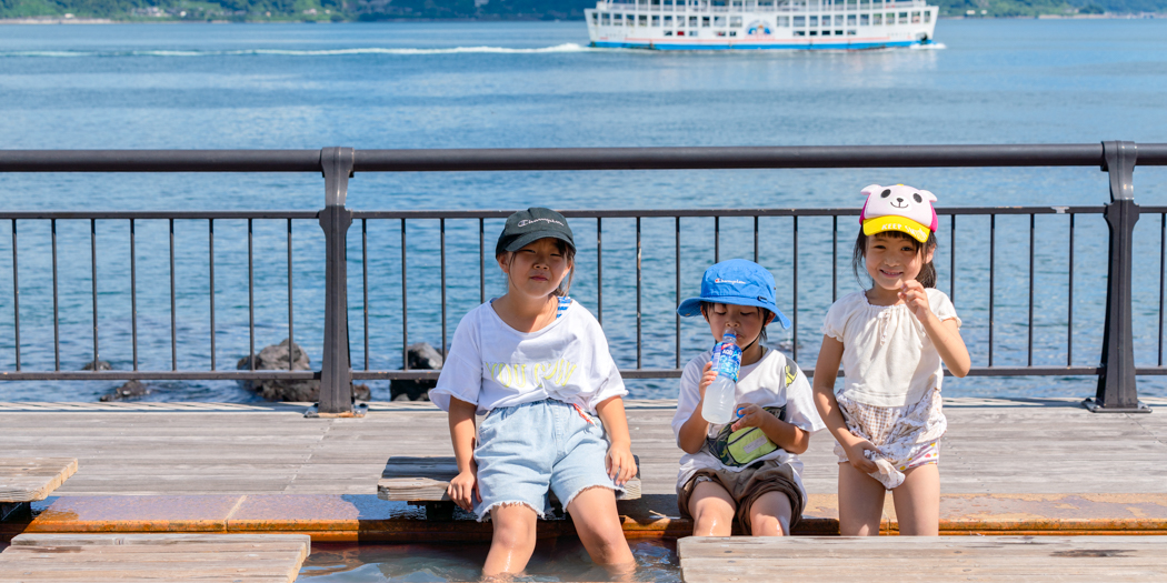 桜島溶岩なぎさ公園足湯と子どもたち