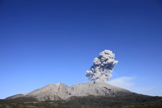 火山灰か溶岩か