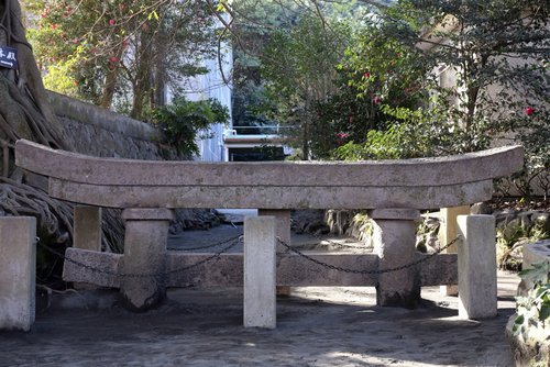 腹五社神社（黒神埋没鳥居）