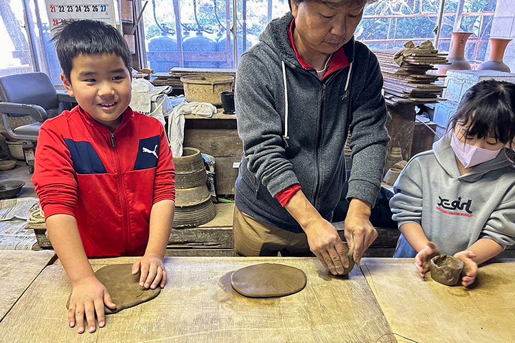 桜島溶岩焼の制作