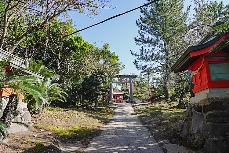 月讀神社の境内を望む